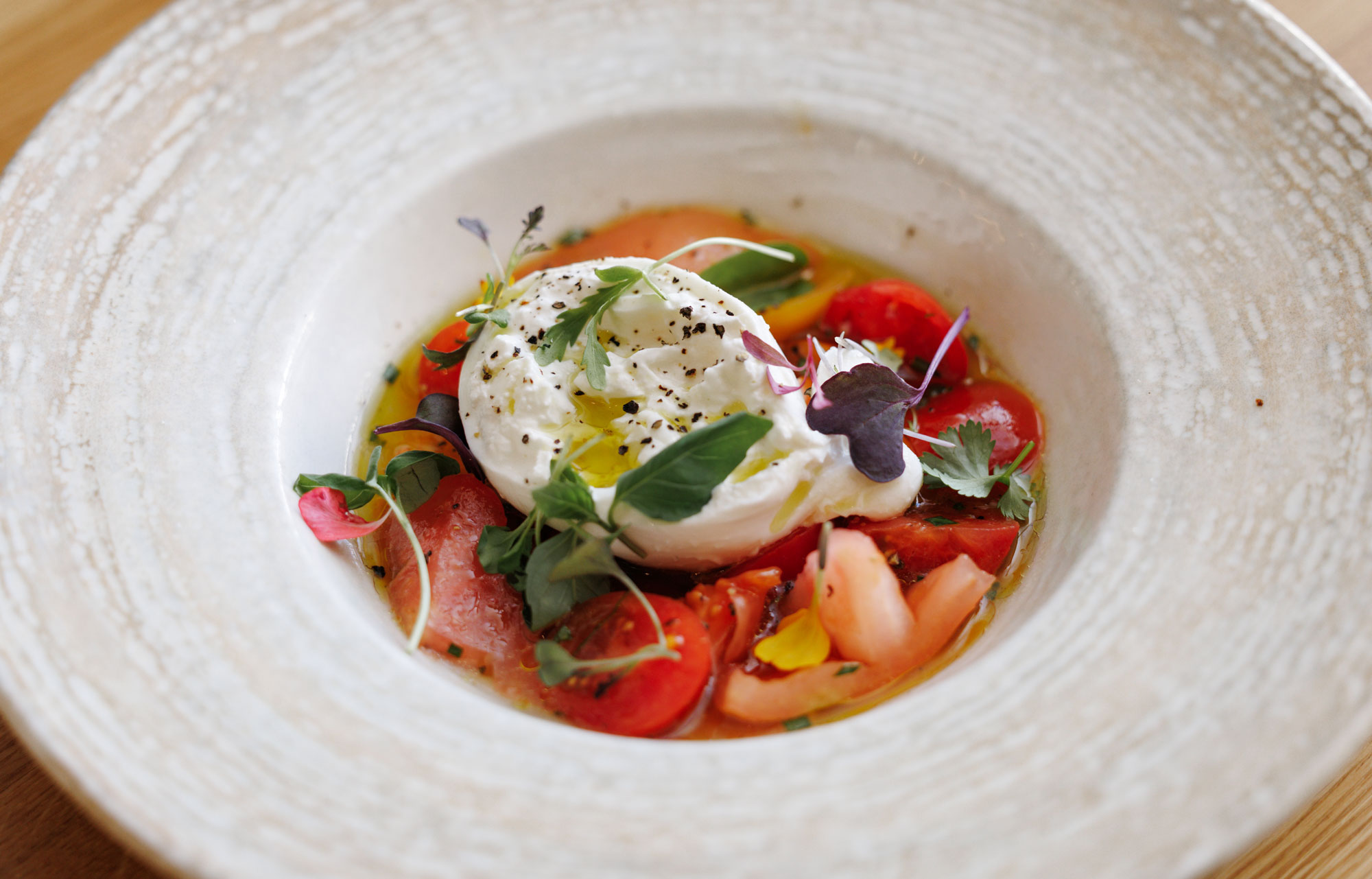 Caprese di burrata con nettare di pomodoro
