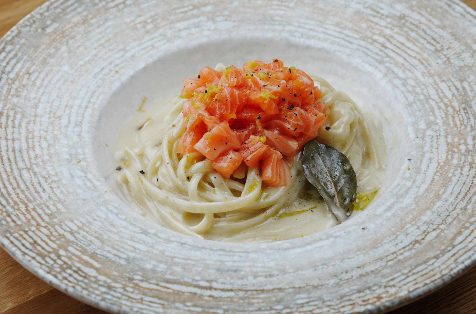 Linguine al limone in salsa cremosa con salmone