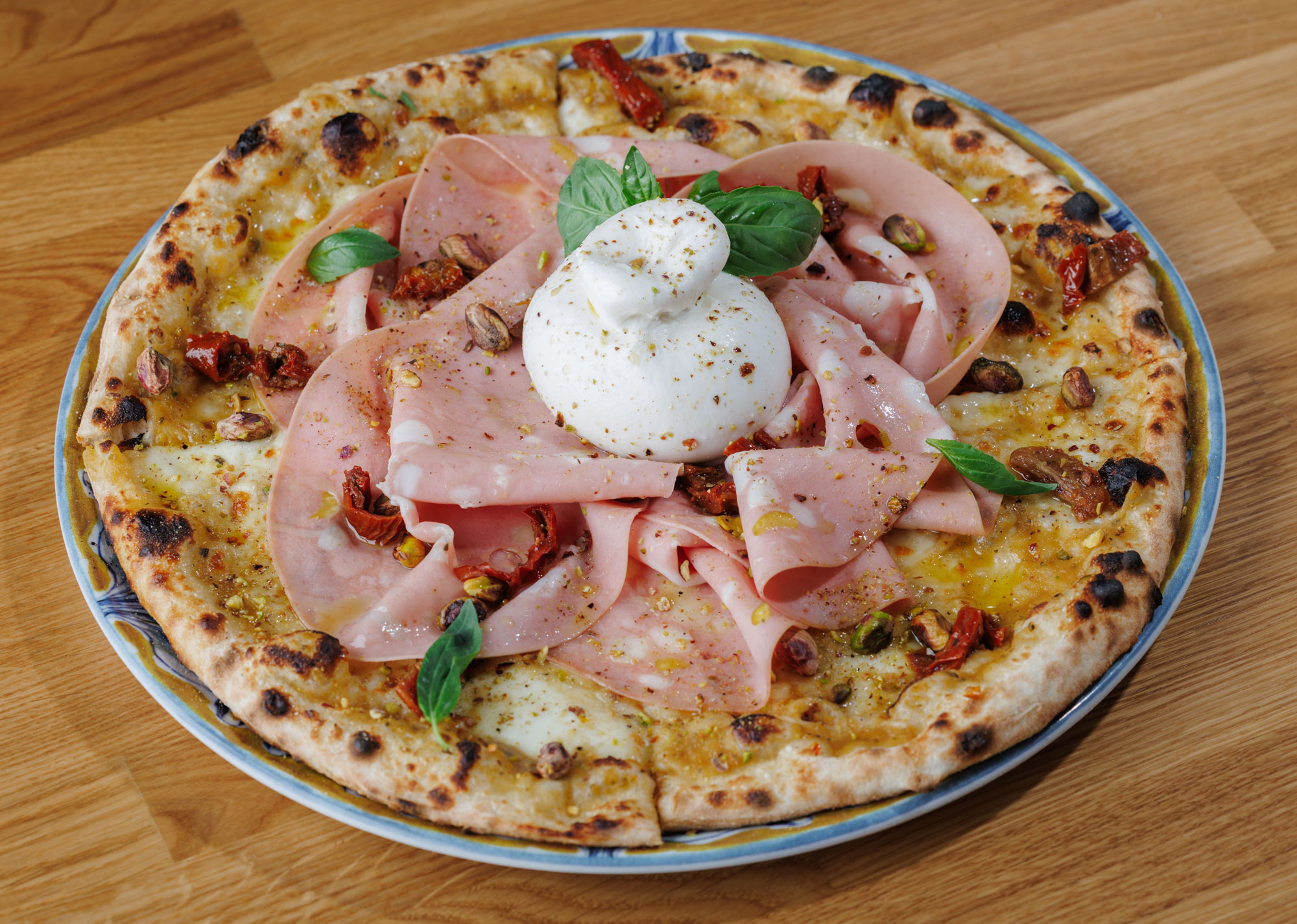 Pizza gialla con burrata, mortadella e pistacchio