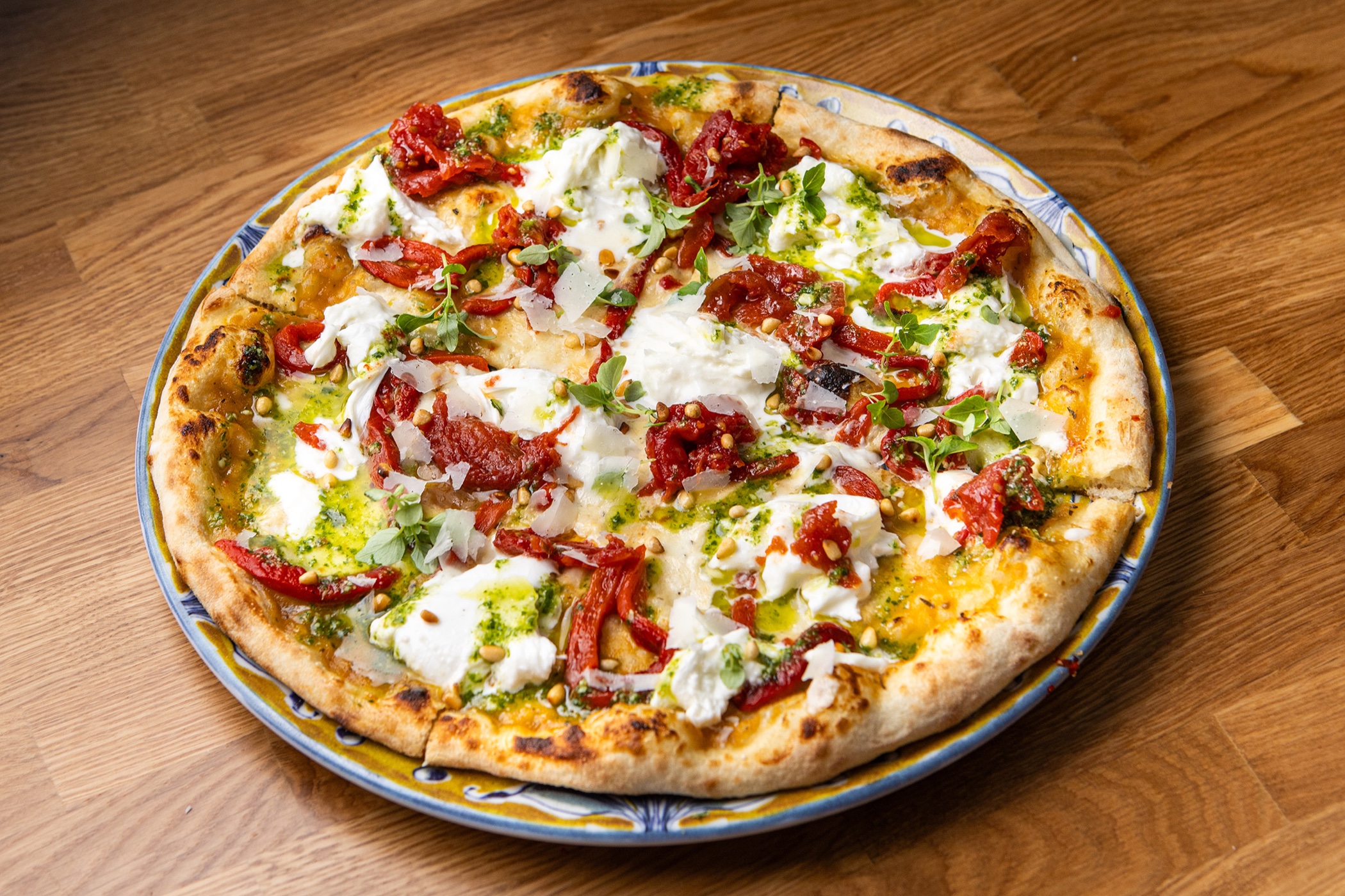 Pizza gialla con peperoni grigliati